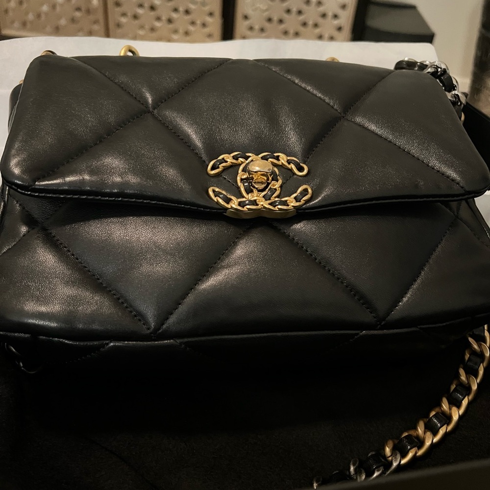Chanel 19 Flap bag black with gold - Picture 10 of 11